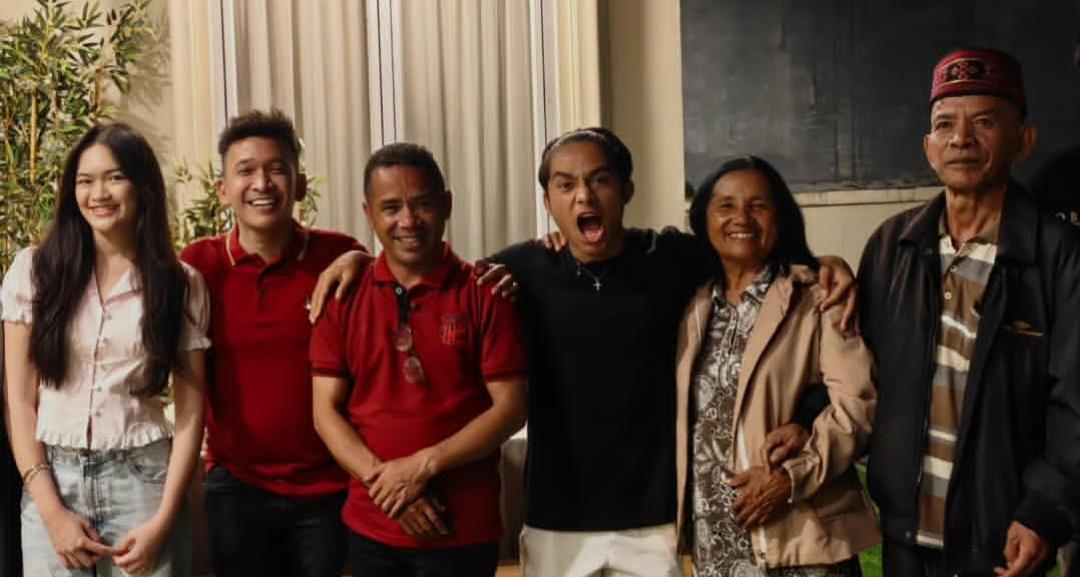 Momen kebersamaan Betrand Peto dengan keluarga dari NTT