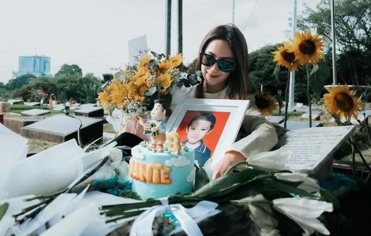 Tamara Tyasmara kenang hari lahir sang anak di pemakaman.