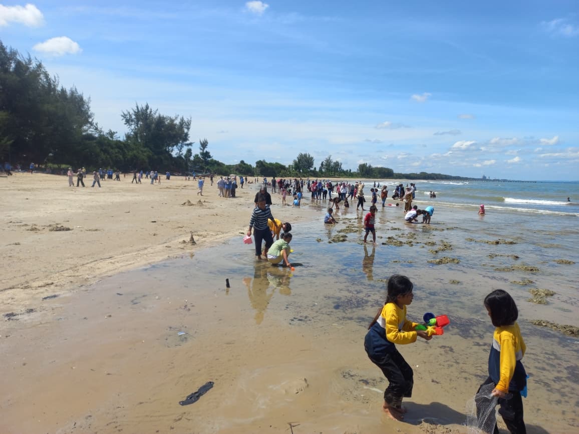 Ribuan pengunjung menikmati liburan di Pantai Panduri, Desa Tasikharjo, Kecamatan Jenu, Minggu (28/12).