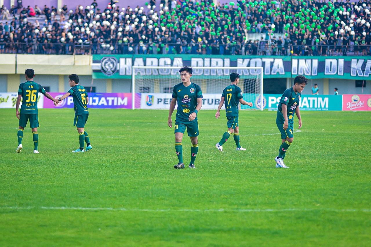 Para pemain Persatu Tuban ketika berlaga dalam babak 69 besar penyisihan Grup C Liga 4 Kapal Api Piala Gubernur Jawa Timur 2025.