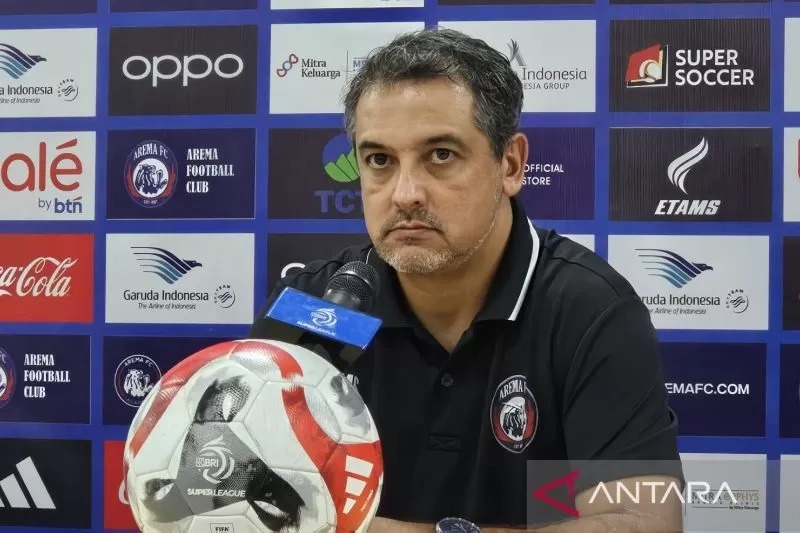 Pelatih Arema FC Marcos Santos memberikan keterangan kepada wartawan