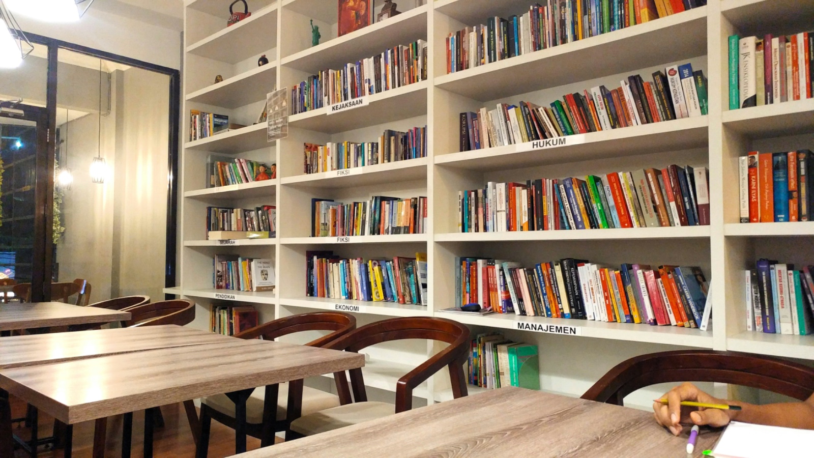 Buku gratis, peran pemerintah dalam literasi, akses buku murah.
