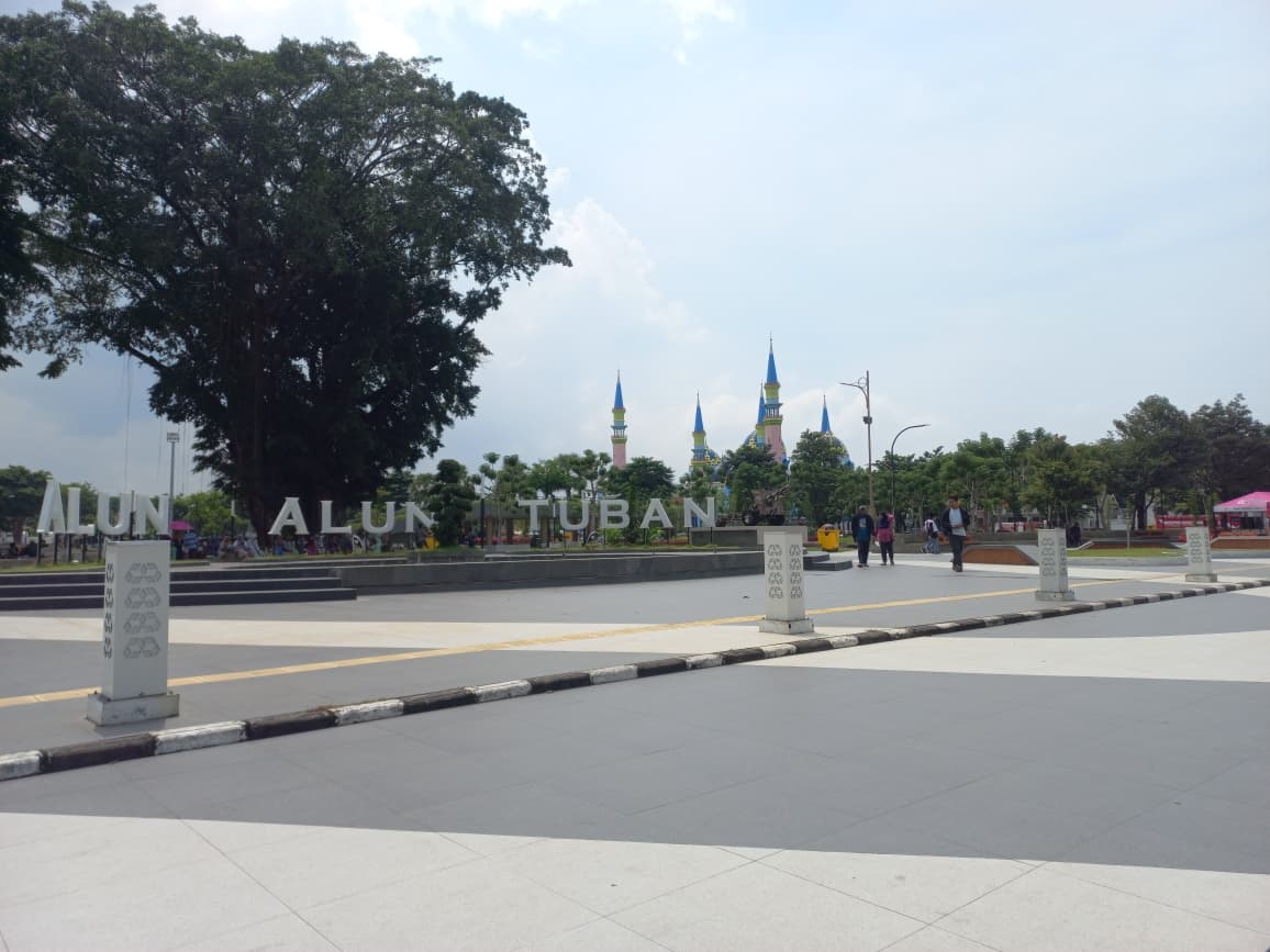 Kondisi Alun-Alun Tuban setelah beberapa kali direvitalisasi. Lapangan di tengah kota tersebut kini menjadi salah satu tempat hiburan.