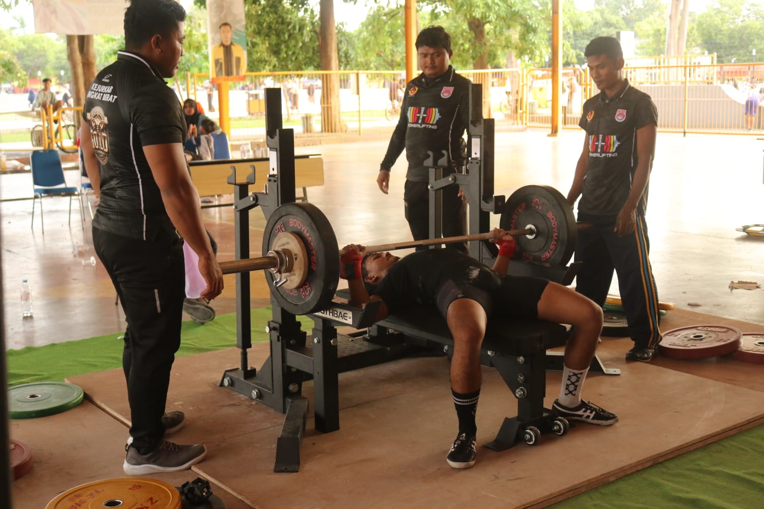 Lifter muda asal Tuban ketika unjuk kekuatan dalam Kejurkab Angkat Berat 2025, Minggu (28/12).