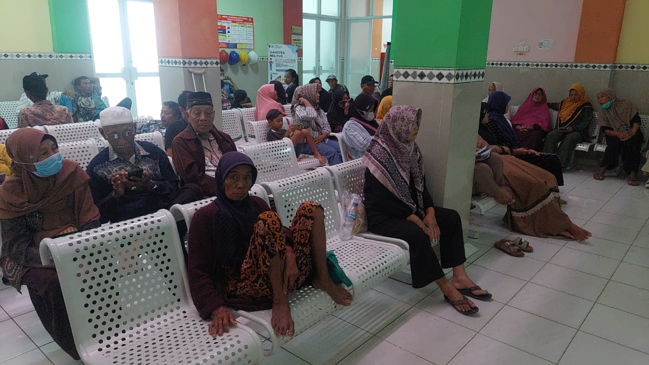 Kondisi poli penyakit dalam di RSUD Ali Manshur Jatirogo dipenuhi pasien mengatre menunggu pelayanan, Sabtu (27/12).
