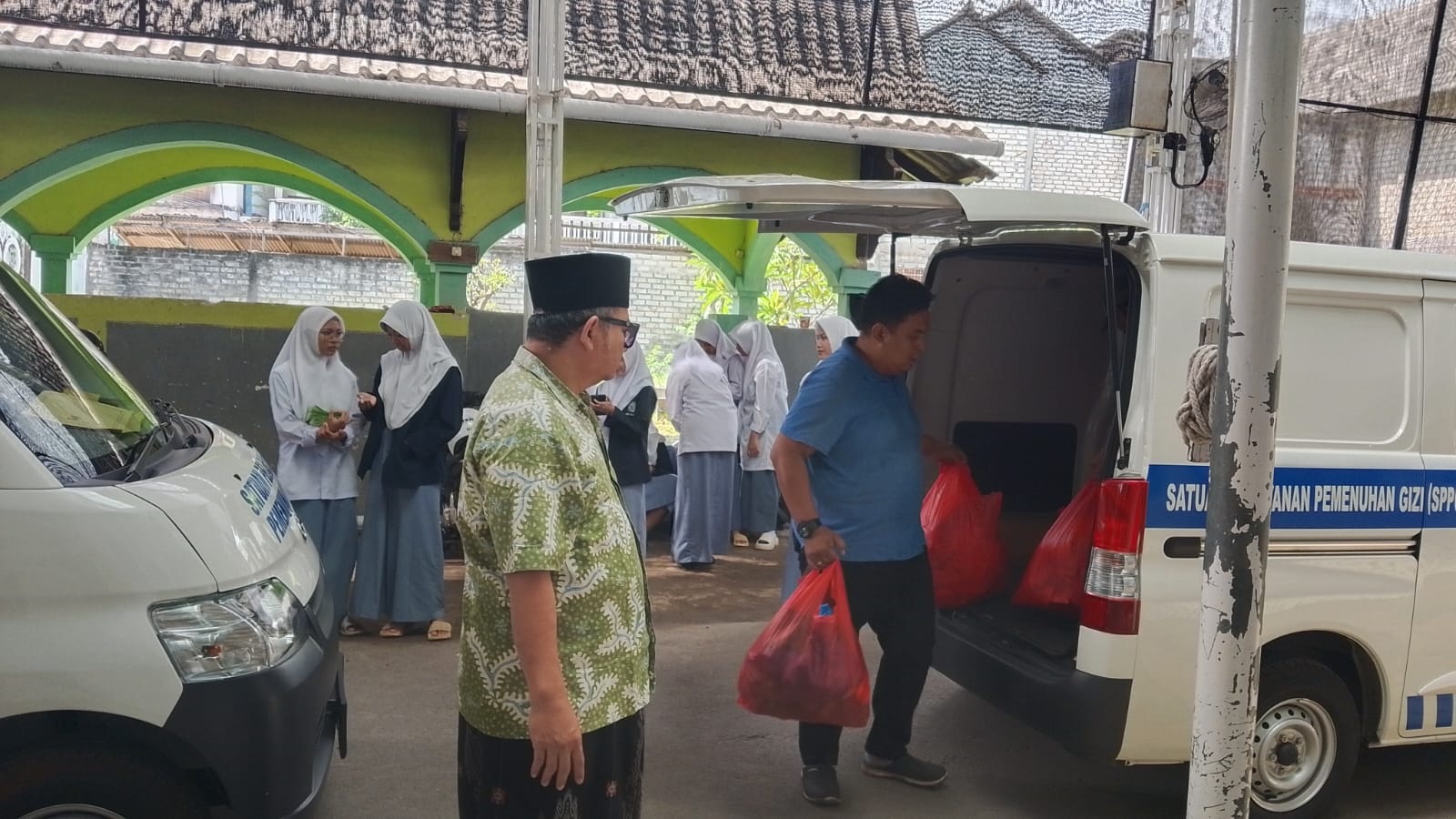 Mobil SPPG saat mendistribuskan makan bergizi gratis di MA Ash Shomadiyah Tuban, minggu lalu.