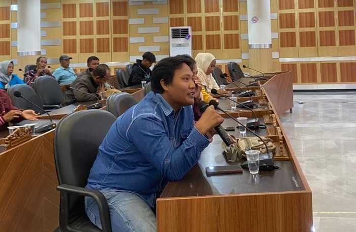 PKL Jalan Yos Sudarno saat melakukan audiensi dengan Komisi III DPRD Tuban, kemarin (30/12).