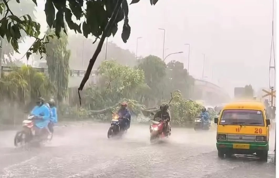 Hujan deras disertai angin kencang mengguyur sejumlah wilayah di Kota Surabaya