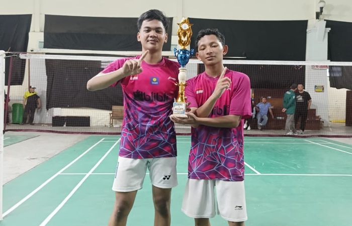 Fajar Nur Aldiantoro (kanan) dan Sendy Karunia Ramadan (kiri) menunjukkan pialanya setelah merampungkan pertandingan Porseni Madrasah Aliyah Kabupaten Tuban tahun 2025.