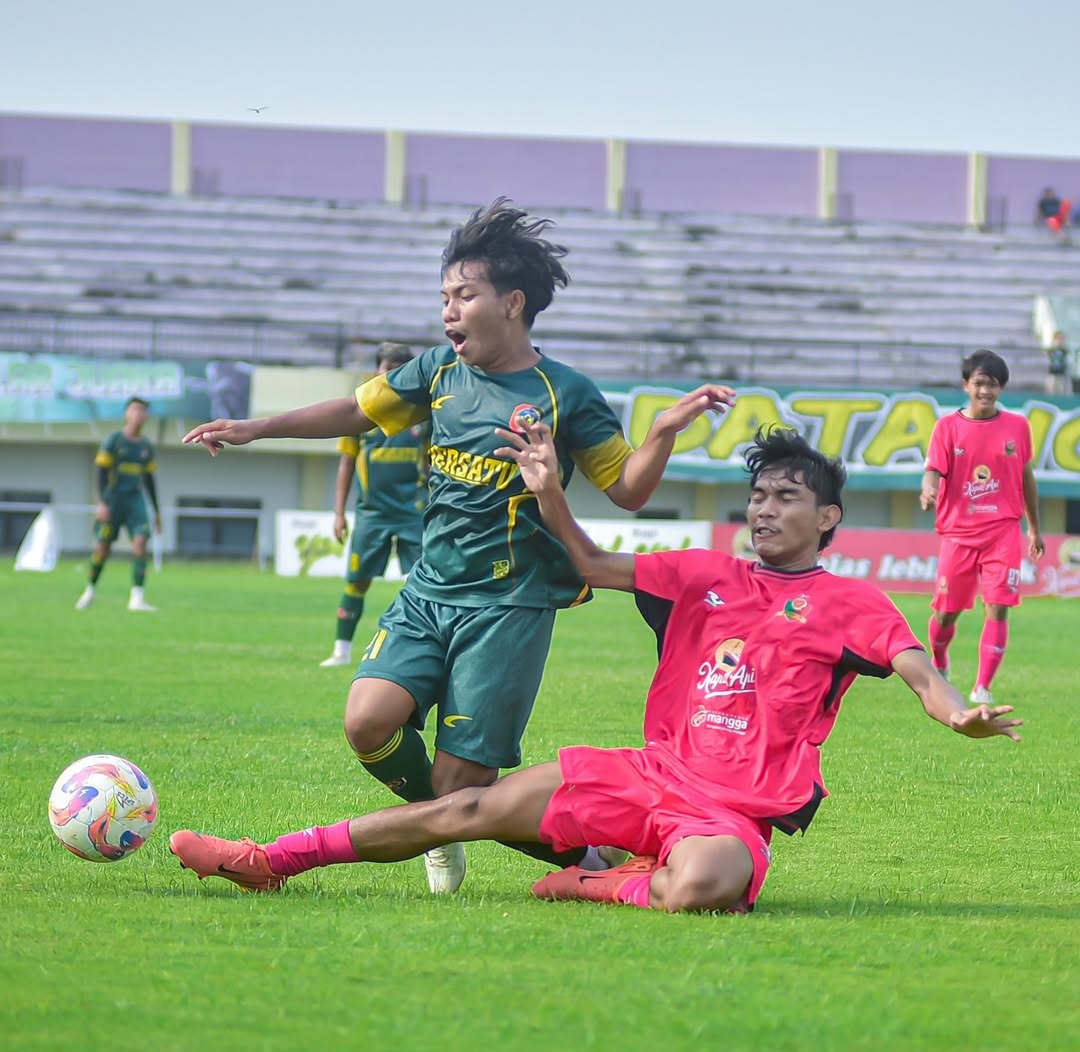 Pemain Persatu Tuban ketika menjamu Akor FC Jombang di Stadion Tuban Sport Center, Senin (29/12).