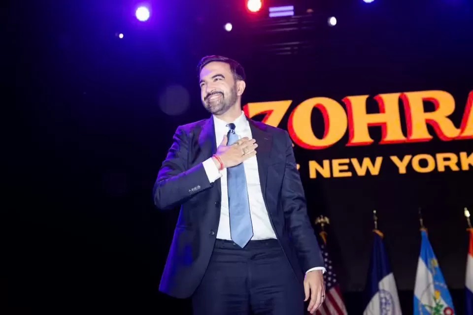 Zohran Mamdani menyampaikan pidato kemenangannya di Brooklyn Paramount, New York.