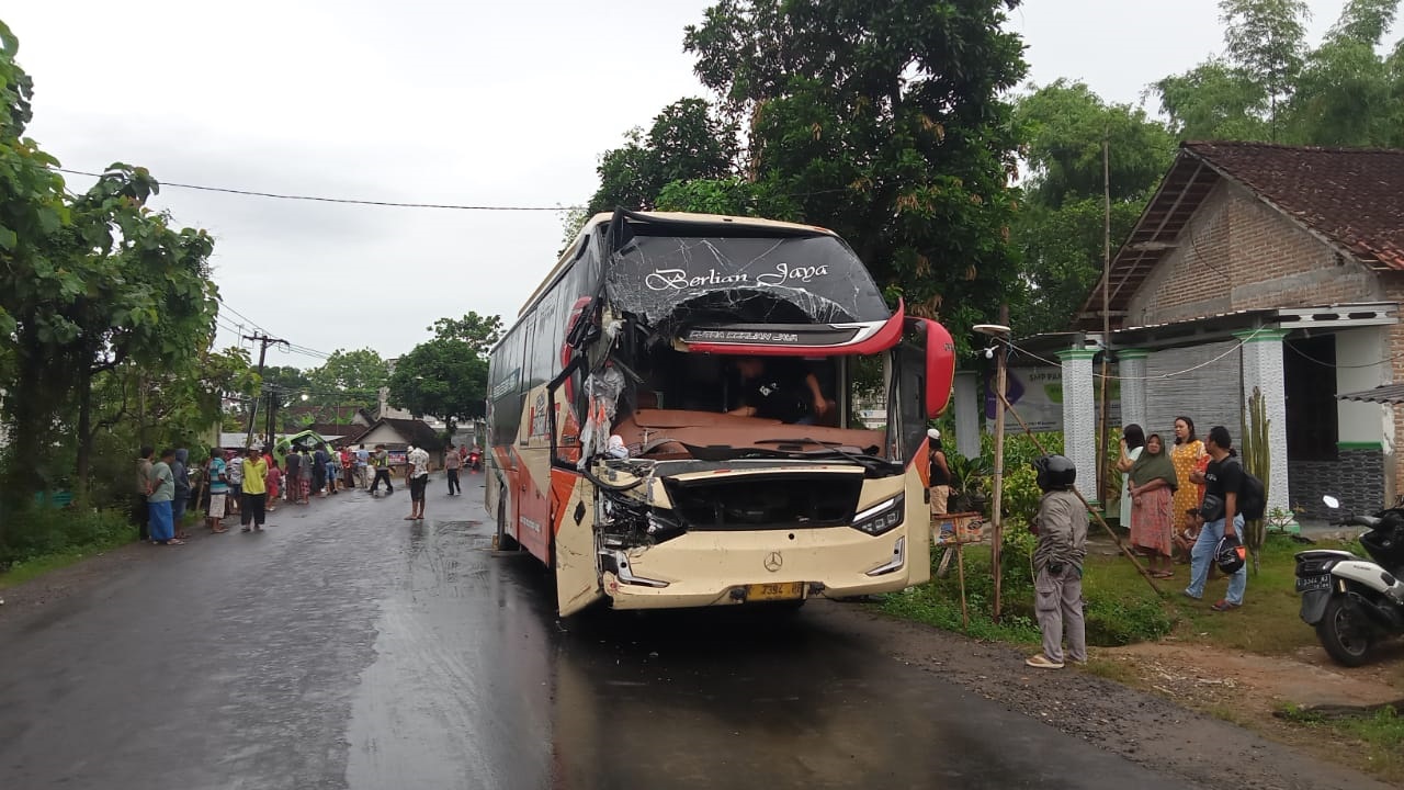 Kondisi Bus Putra PO Berlian Jaya yang terlibat kecelakaan dengan truk yang mengankut air mineral