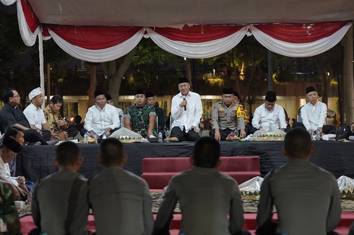 Malam pergantian tahun yang diperingati Pemkab Tuban dengan kegiatan refleksi dan doa bersama di Alun-Alun Tuban, Rabu (31/12).