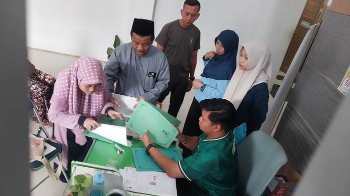 Calon jemaah haji Tuban menyerahkan berkas pelunasan dari bank penerima setoran (BPS) kepada petugas
