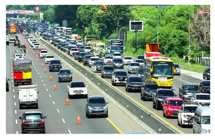 Ilustrasi kepadatan ruas jalan tol saat libur Nataru.