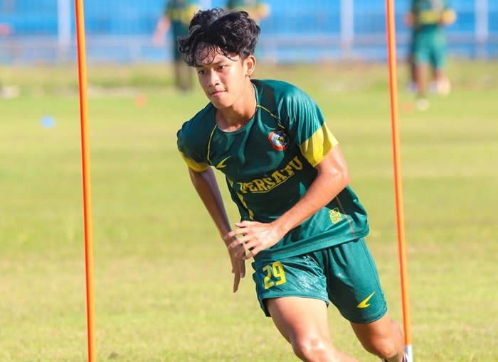 Para pemain Persatu Tuban mengikuti sesi latihan di Stadion Lokajaya Tuban.