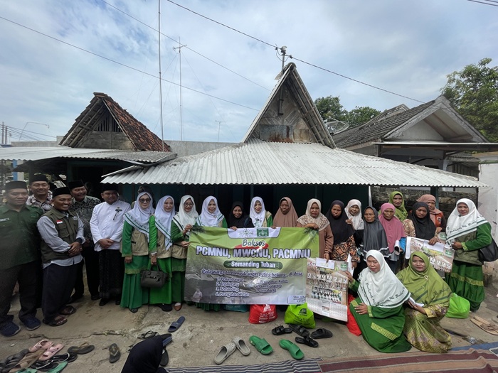 PC Muslimat NU bersama dengan Lazisnu memberikan bantuan kepada korban bencana angin puting beliung di Kecamatan Semanding, Jumat (2/1).