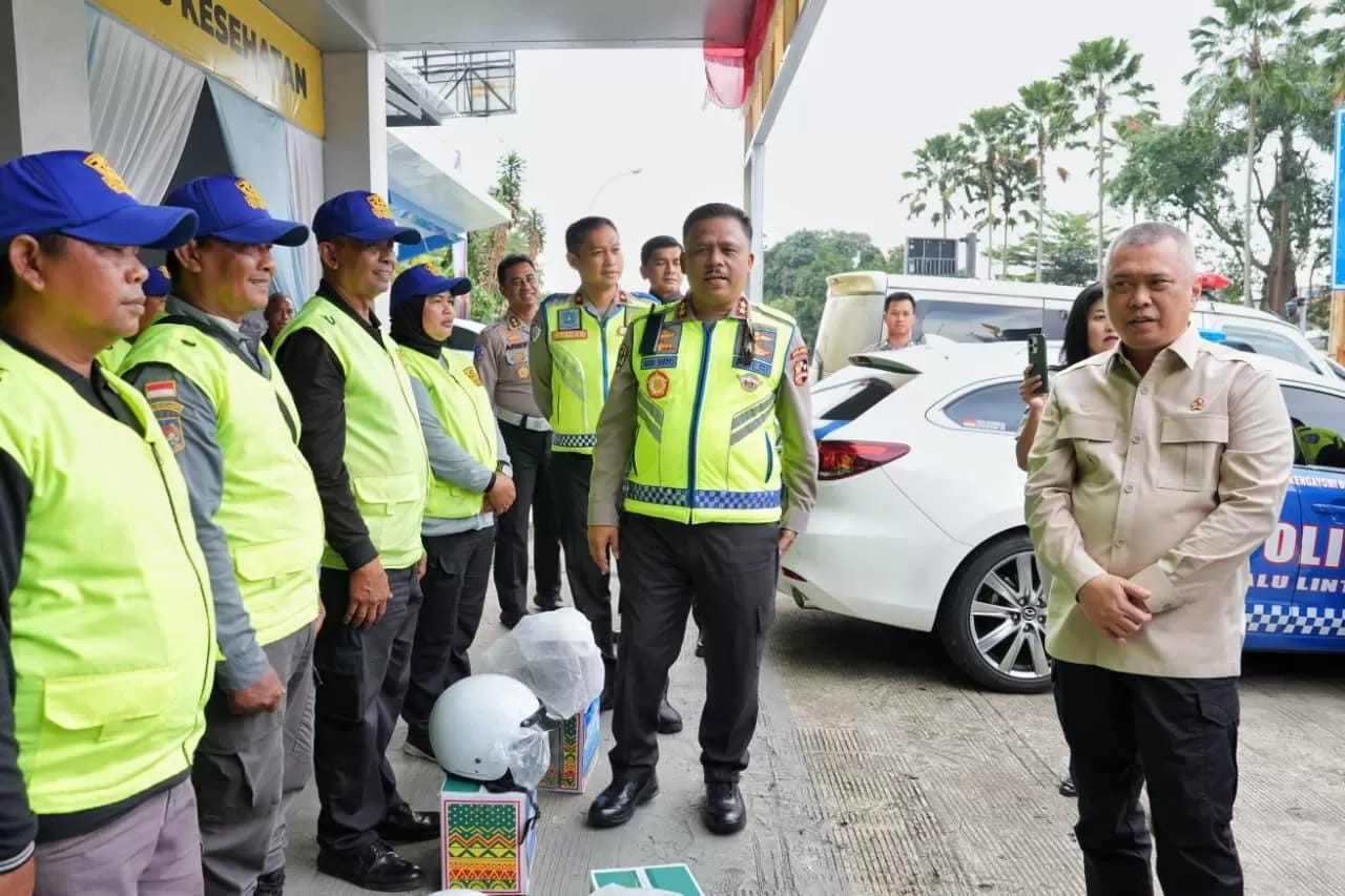 Kakorlantas Polri Irjen Pol Agus Suryonugroho bersama Menhub Dudy Purwagandhi di Gadog, Bogor