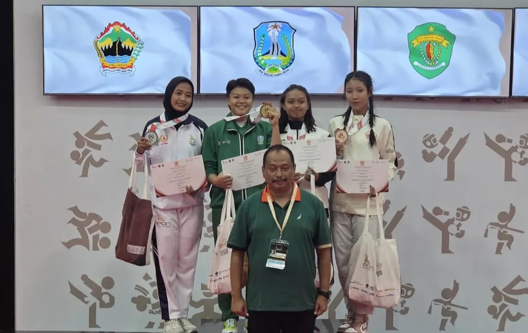 Ketua KONI Jatim, M. Nabil saat berada di podium bersama atlet Jatim di PON Beladiri