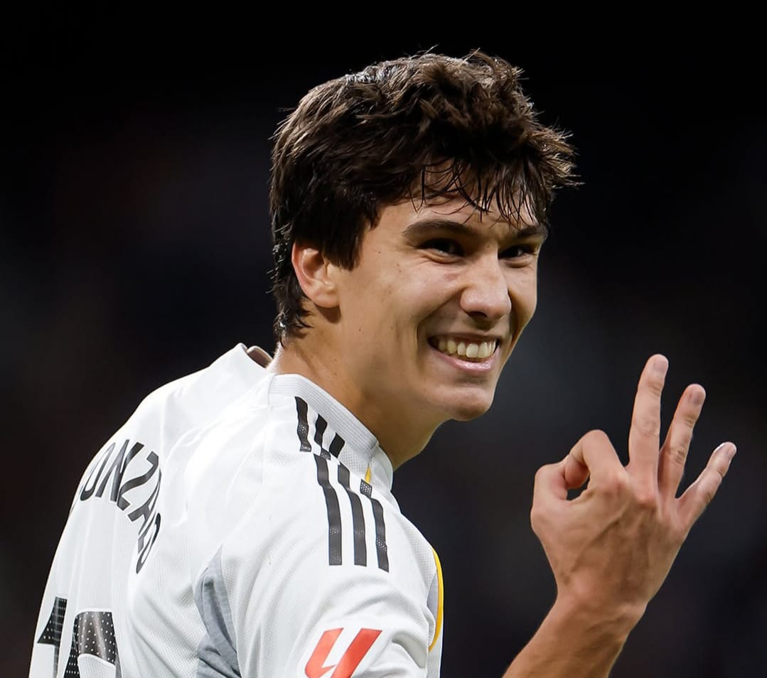Selebrasi Gonzalo Garcia usai cetak Hattrick ke gawang Real Betis.
