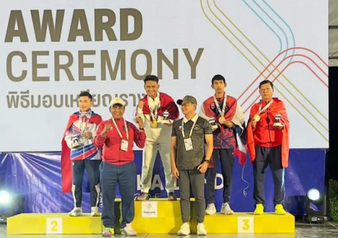 Andri Irawan bersama atlet lain di podium Cabor Petanque sea games Thailand beberapa waktu lalu.