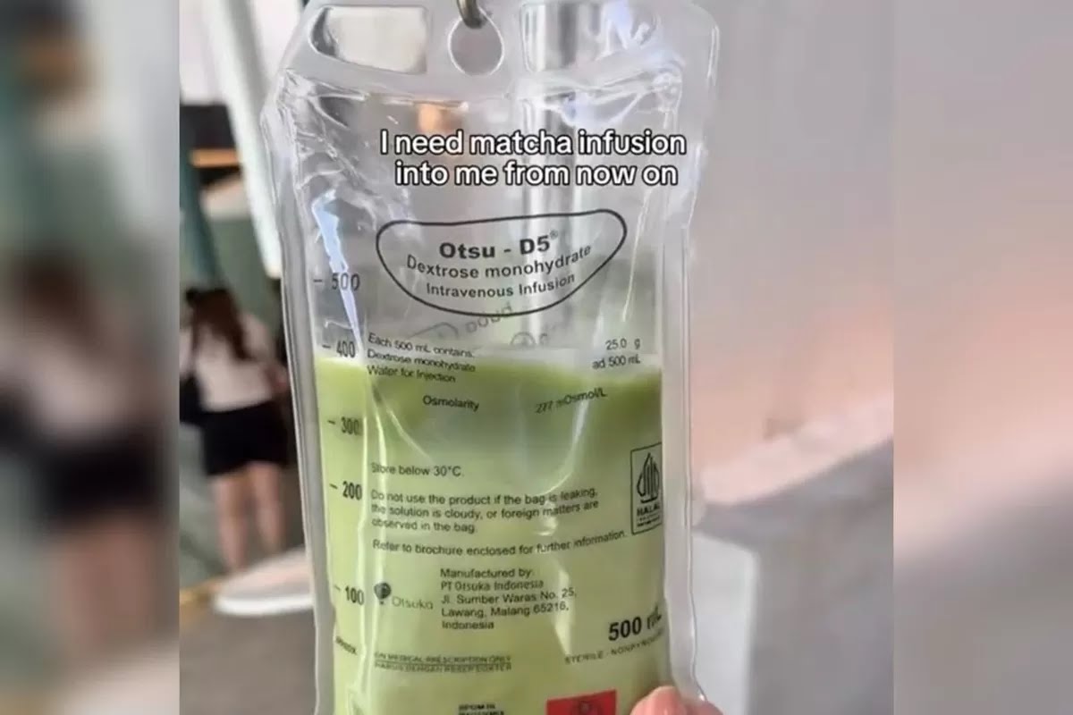 Cairan matcha berwarna hijau muda dimasukkan ke dalam kantong infus