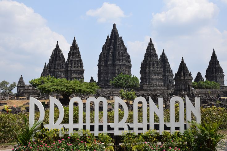 Candi Prambanan yang terletak di jogjakarta