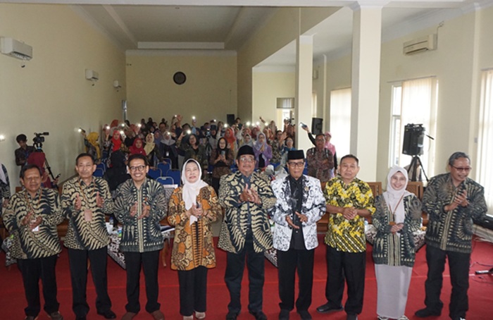 Rektor Unirow Prof. Dr. Warli M. Pd, Ketua PPLP Unirow Sudjarwoto Tjondronegoro S. H, S. Pd, M.H, M.M, M. Hum, Ketua PGRI Tuban Witono bersama jajaran civitas akademika Unirow Tuban berfoto bersama.