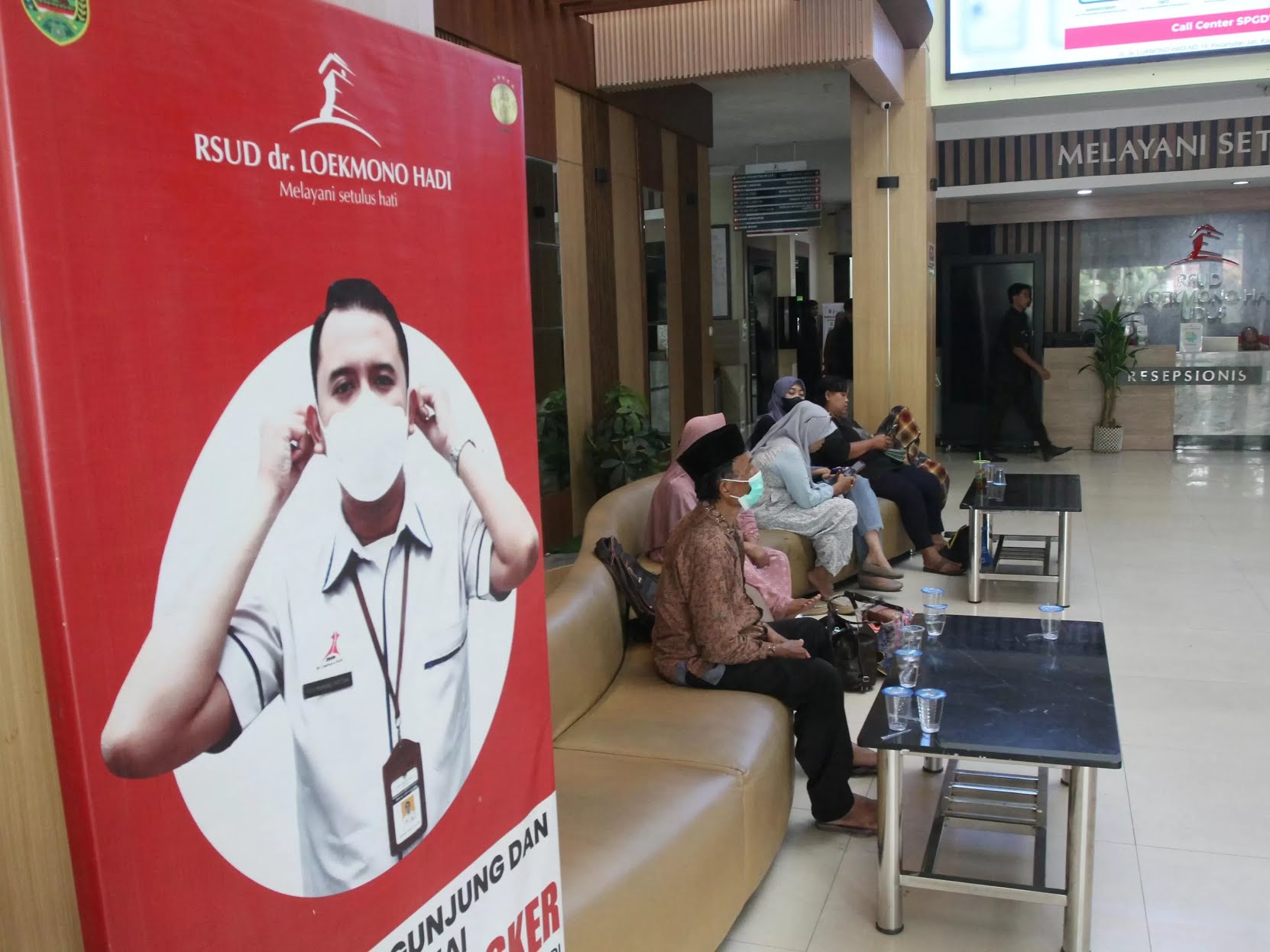Pasien menunggu pelayanan kesehatan di RSUD dr. Loekmono Hadi Kudus. Video asusila oknum pegawai RS tersebut kembali mencuat dan viral.