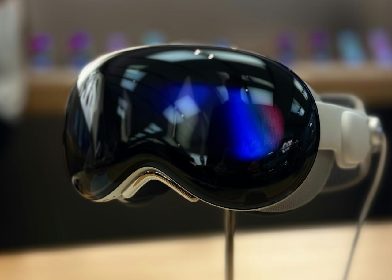Apple pangkas budget pemasaran Vision Pro karena permintaan yang menurun.