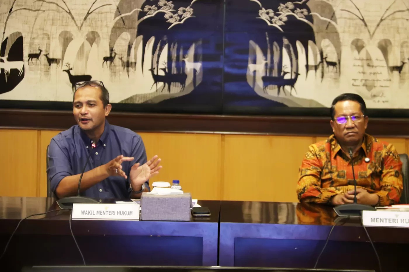 Menteri Hukum Supratman Andi Agtas bersama Wakil Menteri Hukum Edward Omar Sharif Hiariej