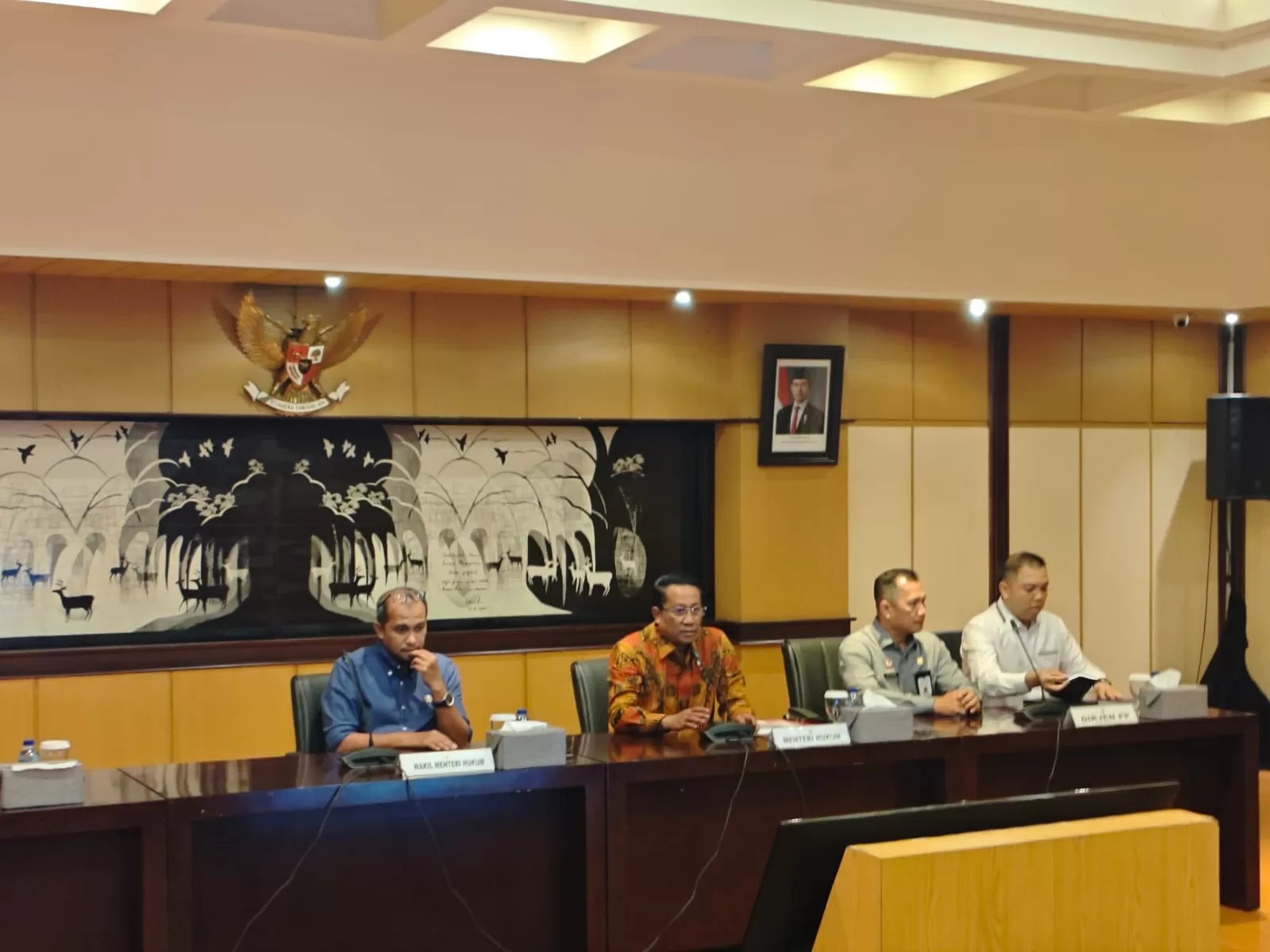 Menteri Hukum Supratman Andi Agtas, Wamenkum Edward Omar Sharif Hiariej menerangkan tentang KUHP dan KUHAP baru