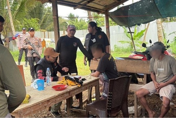Polisi tangkap jurnalis dan aktivis lingkungan.