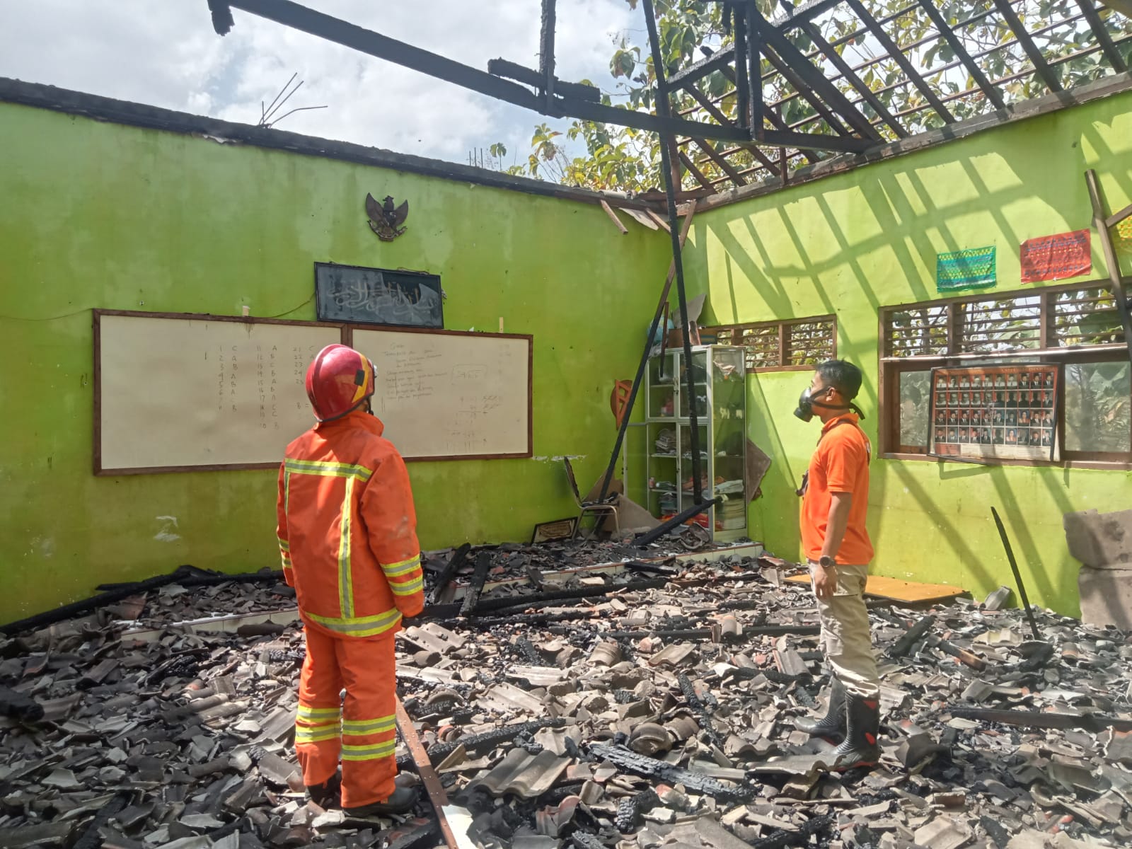 Aksi sigap personel Damkar Tuban ketika memadamkan kebakaran di rumah salah satu warga Tuban.