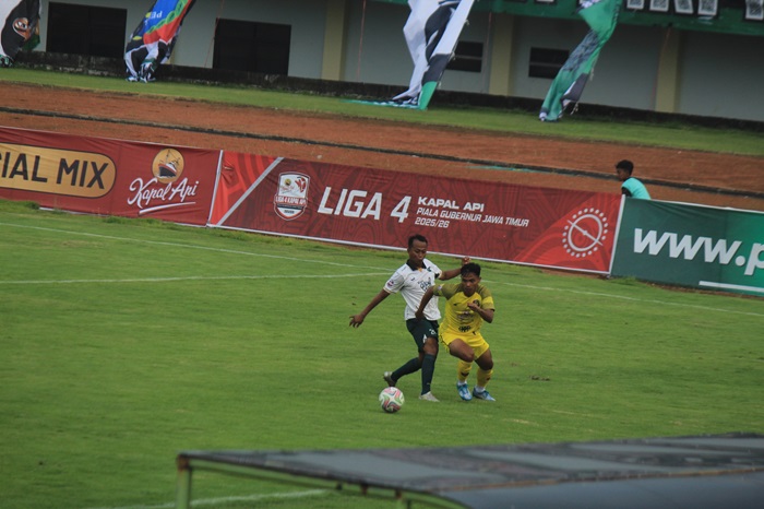 Aksi pemain Persatu Tuban ketika menjamu Triple&rsquo;s Kediri pada pertandingan babak 32 besar penyisihan Grup BB Liga 4 Kapal Api Piala Gubernur Jawa Timur 2025, Senin (5/1).