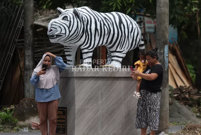 Viral patung macan putih Kediri bahkan ditawar Rp180 juta, namun warga menolak demi menjaga identitas desa.