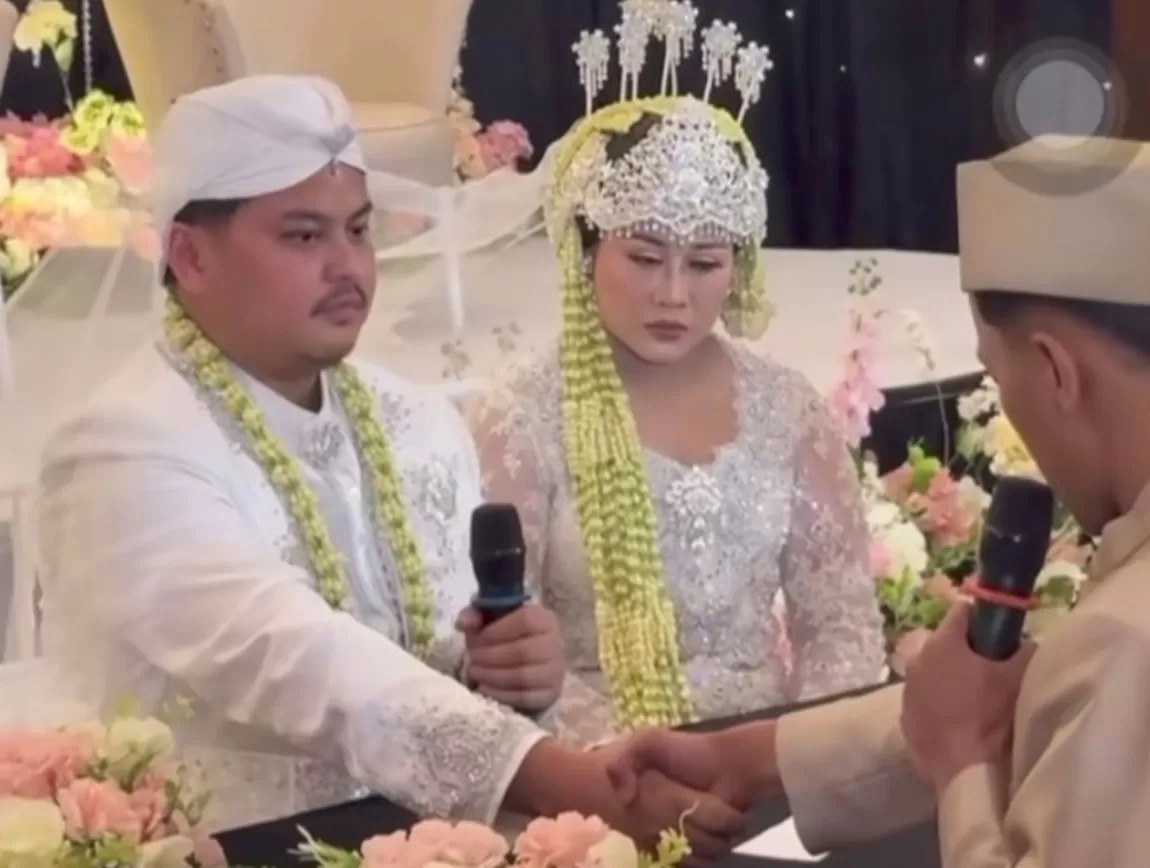 Rully Anggi Akbar (kiri) mengucapkan ijal kabul didampingi Boiyen Pesek.