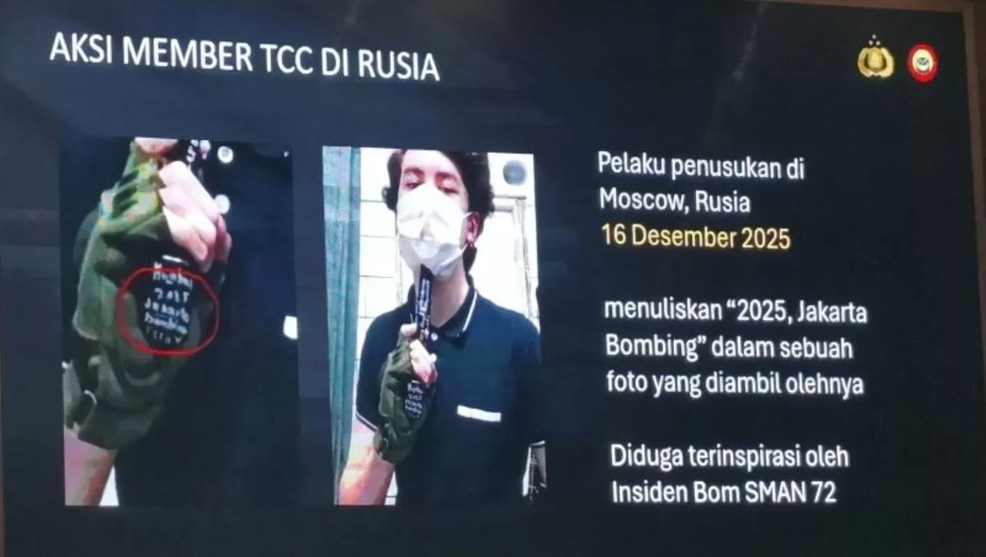 Densus 88 AT Polri menunjukkan foto pelaku penusukan di Rusia