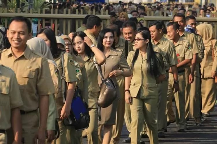 Foto para Pegawai Negeri Sipil yang sedang berbaris