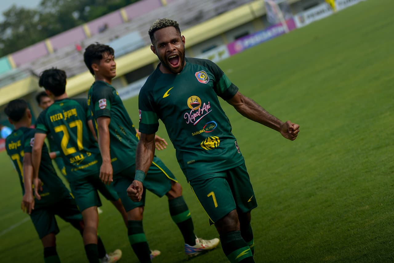 Iryanto Wandik, pemain Persatu Tuban berselebrasi di depan suporter usai mencetak gol ke gawang Nganjuk Ladang FC pada pertandingan babak penyisihan, kemarin (7/1).