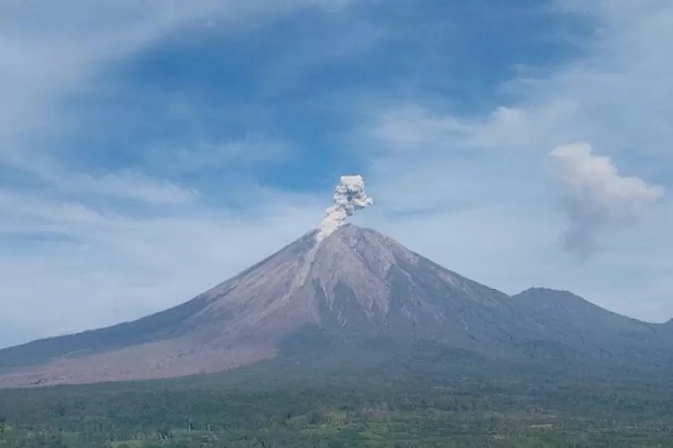 Gunung Semeru kembali erupsi dengan tinggi letusan sekitar 900 meter di atas puncak pada Rabu (7/1) pagi.