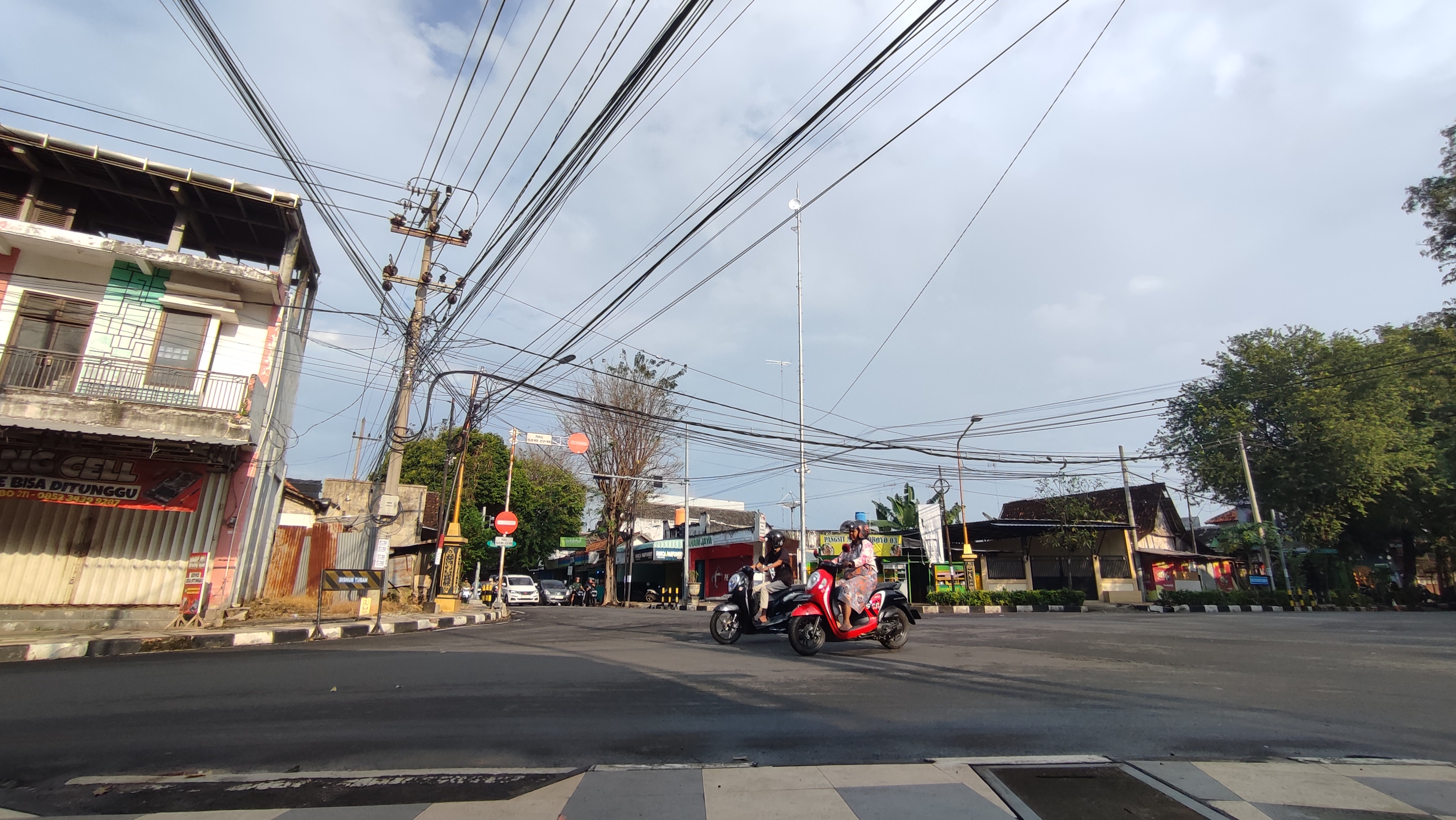Kondisi pertigaan Jalan Sunan Kalijaga Tuban dipenuhi kabel provider bercampur kabel listrik yang posisinya saling tumpang tindik merusak keindahan tata kota.