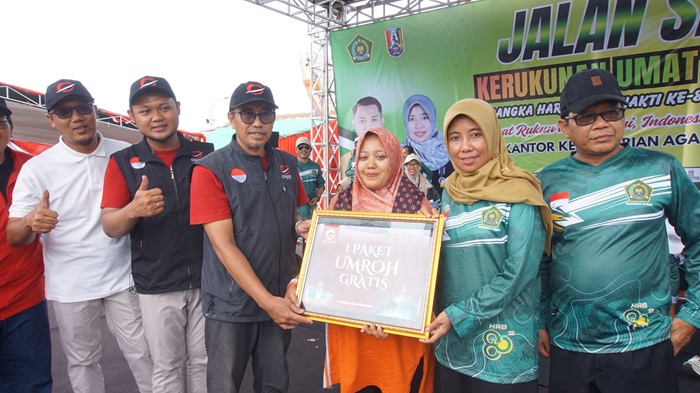 Kepala Kemenag Tuban Umi Kulsum menyerahkan paket umrah kepada peserta peraih hadiah utama.