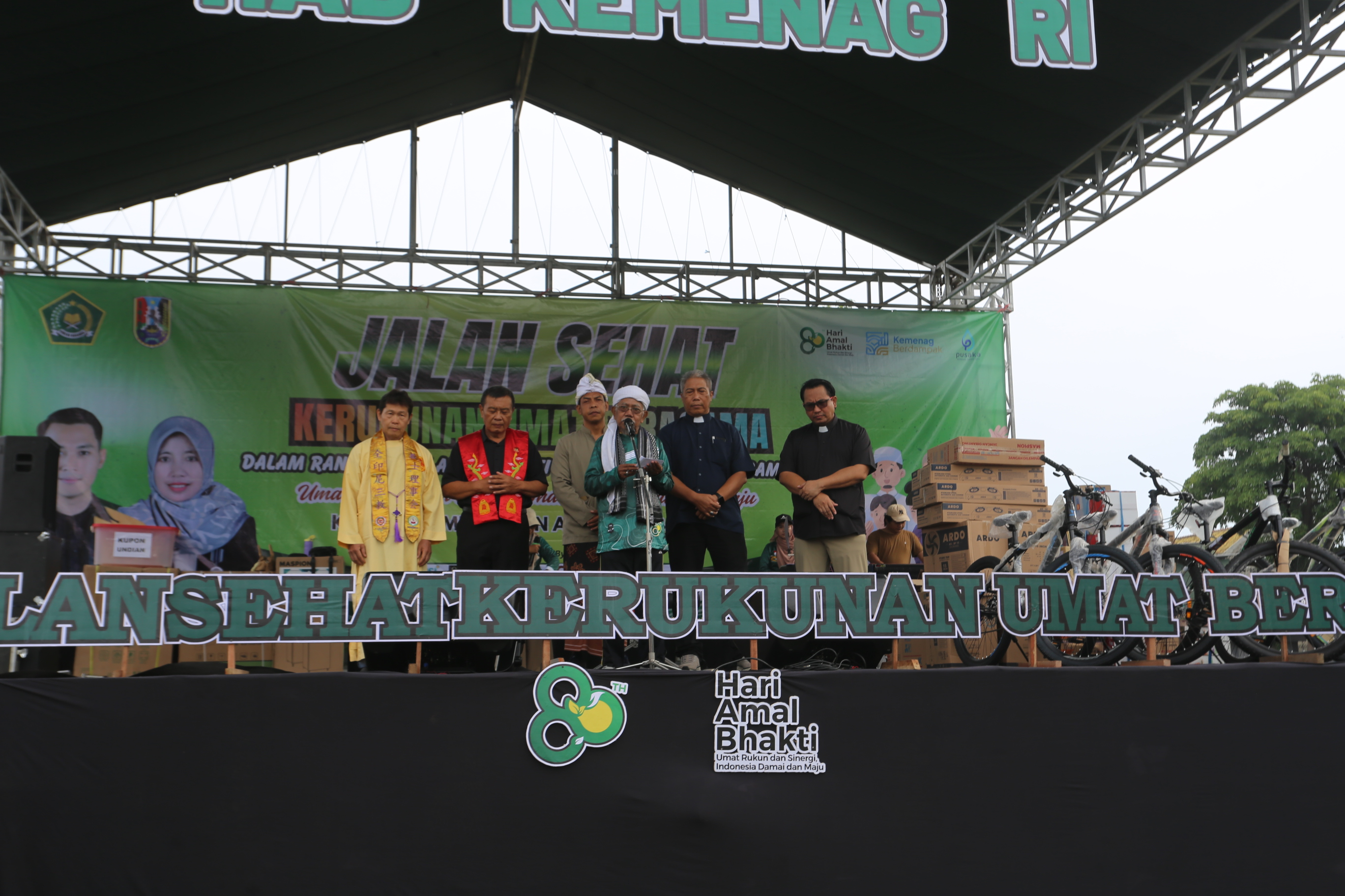 Tokoh enam pemeluk agama Islam, Kristen, Katolik, Hindu, Buddha, dan Konghucu memimpin doa bersama lintas agama.