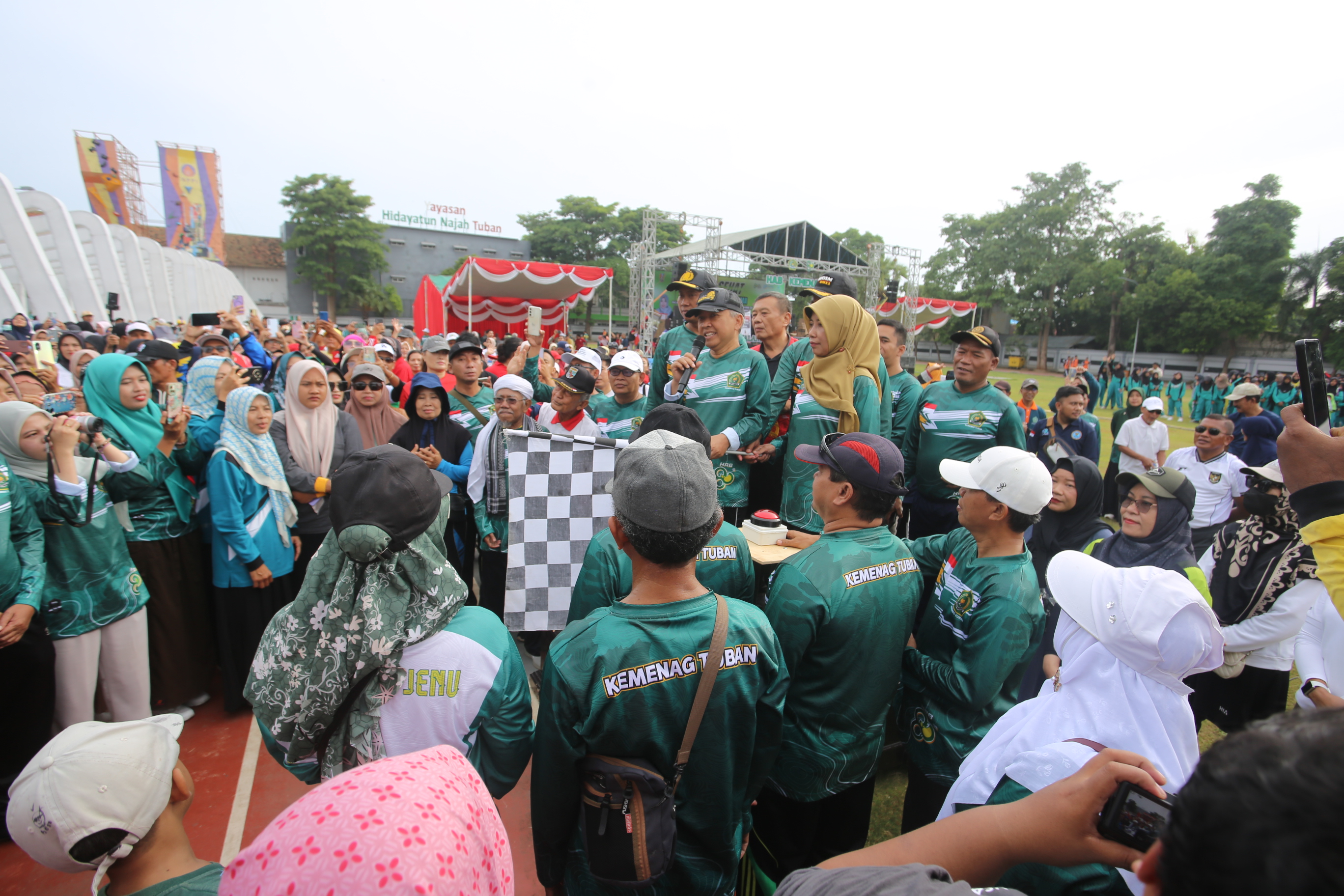 Sekda Tuban Budi Wiyana didampingi Kepala Kemenag Tuban memberangkatkan peserta Jalan Sehat Kerukunan Umat Beragama dalam rangka puncak peringatan Hari Amal Bhakti (HAB) Kemenag ke-80.