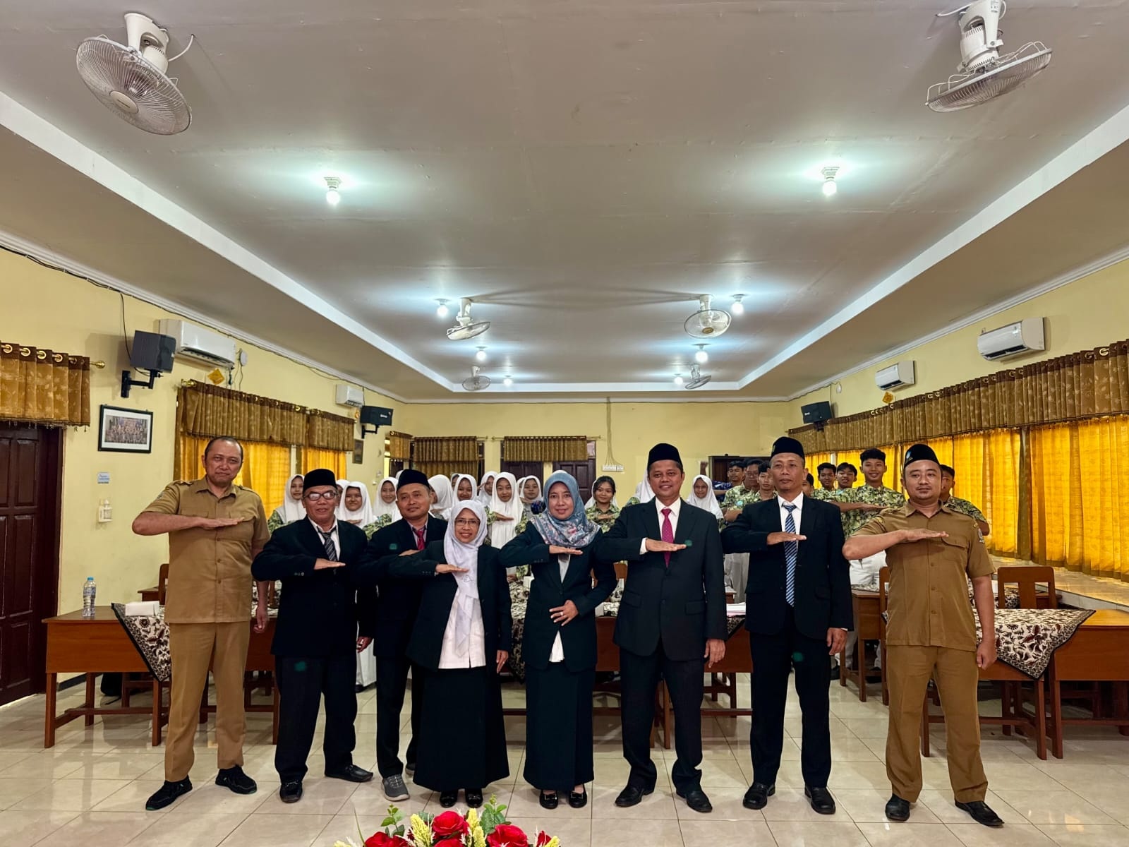 Lima Kandidat Doktor Unisma menyerahkan kenang-kenangan untuk SMAN 2 Tuban kemarin (6/1)