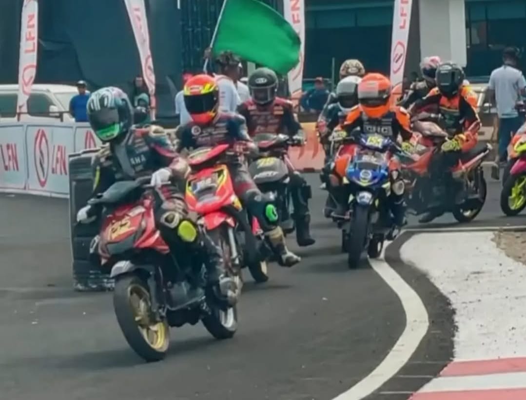 kejuaraan balap motor di sirkuit GBT Surabaya.