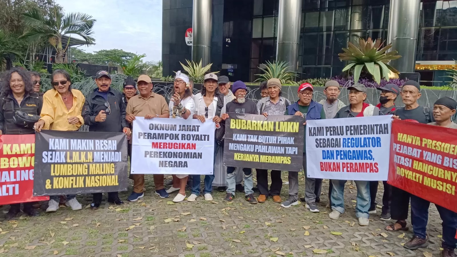 Para pencipta lagu mendatangi KPK dan melaporkan dugaan korupsi dilakukan LMKN