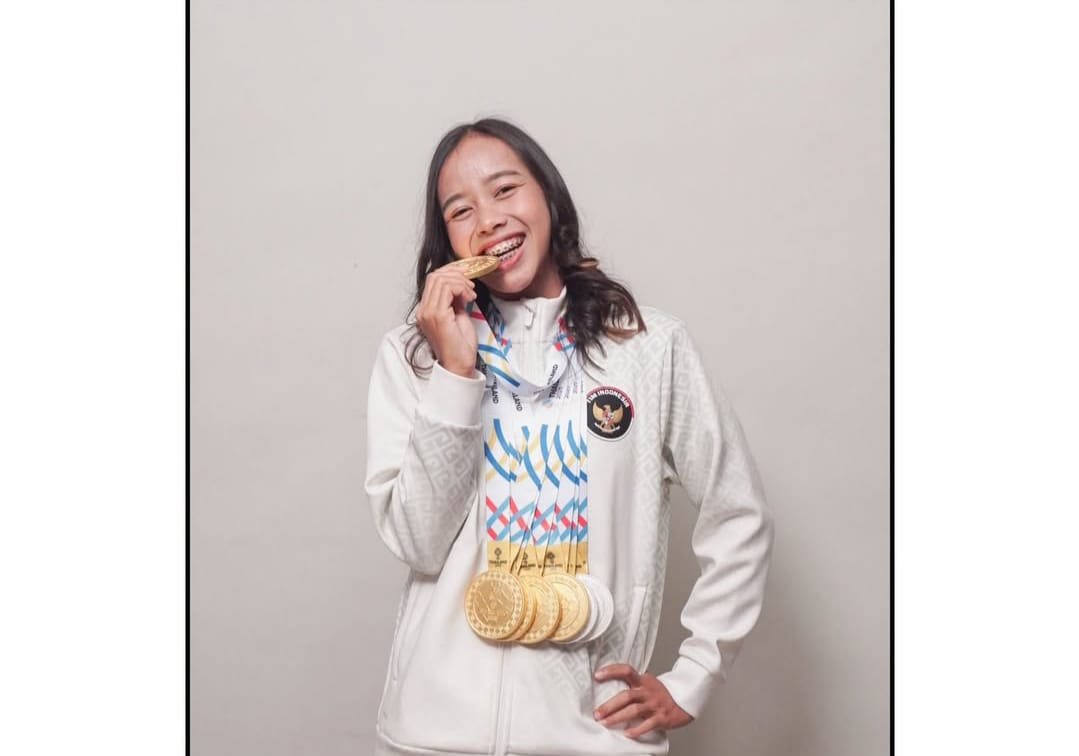 Martina Ayu Pratiwi memamerkan medali yang ia peroleh di Sea Games Thailand.