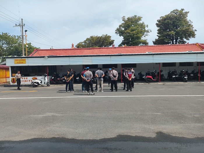 Polisi berjaga di TITD Kwan Sing Bio Tuban, Jumat (9/1) untuk mengantisipasi kedatangan Tjong Ping bersama pengurus dan peniliknya yang berencana mengambil alih pengelolaan kelenteng.
